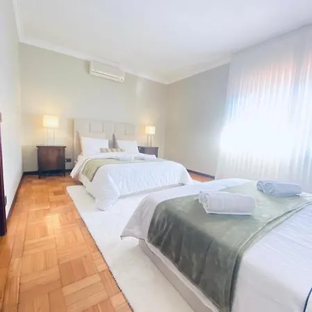 Do Monte Βίλα Γκιμαράες