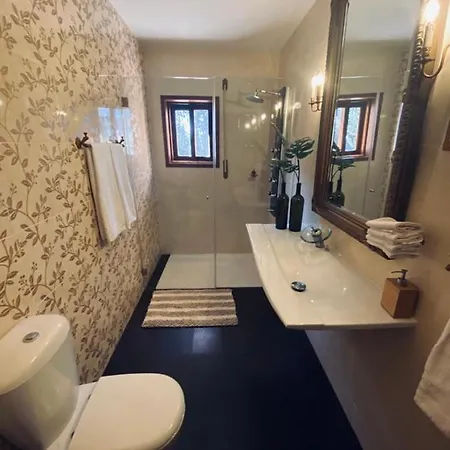 Do Monte Βίλα Γκιμαράες