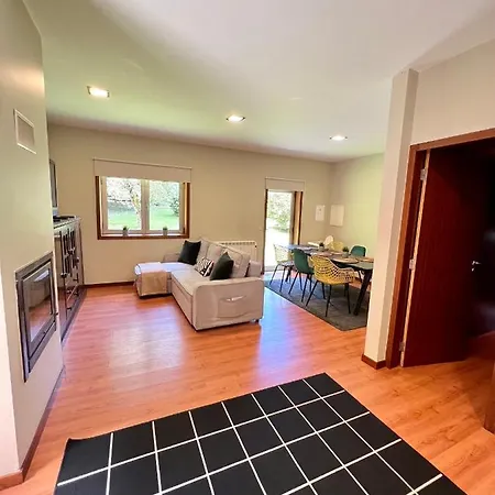 Do Monte Βίλα Γκιμαράες